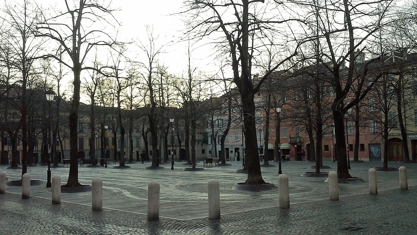 Lejos del centro de la ciudad se encuentra la encantadora Piazza Fontanesi, decorada con árboles - Reggio Emilia | Secret World Trip Planner