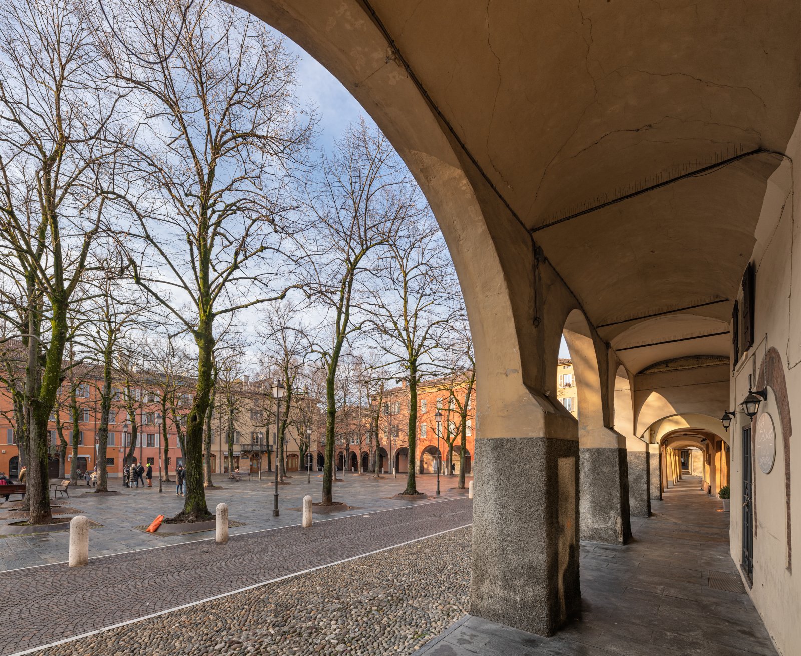 Lejos del centro de la ciudad se encuentra la encantadora Piazza Fontanesi, decorada con árboles - Reggio Emilia | Secret World Trip Planner