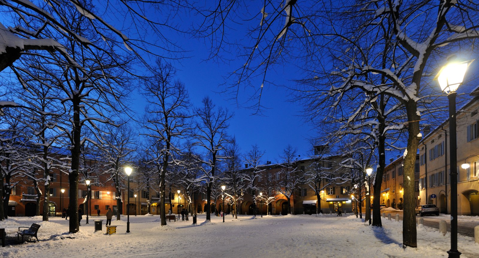 Lejos del centro de la ciudad se encuentra la encantadora Piazza Fontanesi, decorada con árboles - Reggio Emilia | Secret World Trip Planner