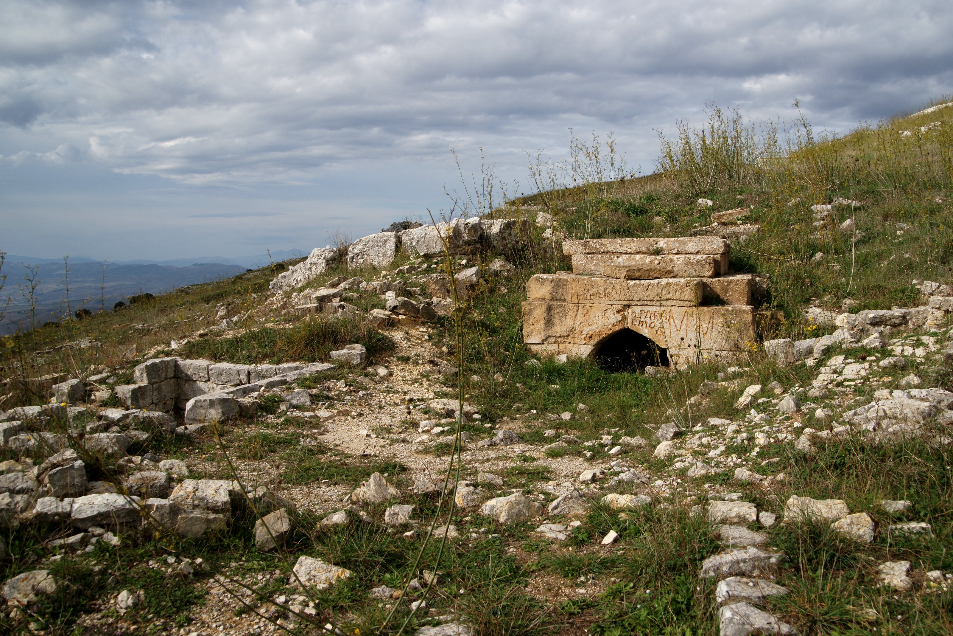 တောင် Adranone ရှေးဟောင်းသုတေသနနယ်မြေ - Adragna | Secret World Trip Planner