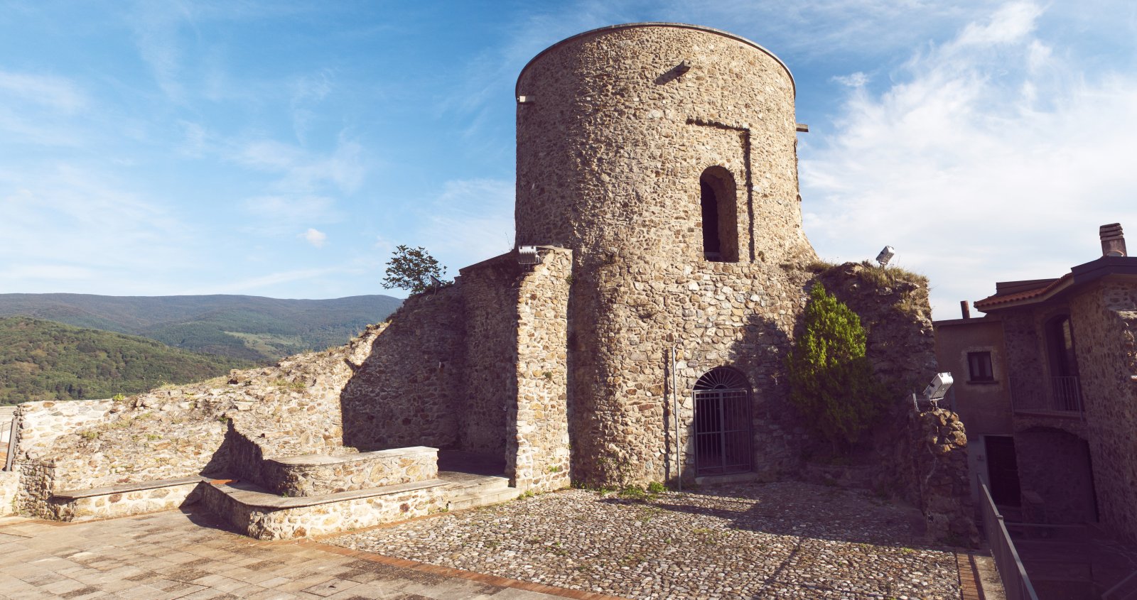 El castillo de los valdenses de la Guardia Piamontesa - Guardia Piemontese | Secret World Trip Planner