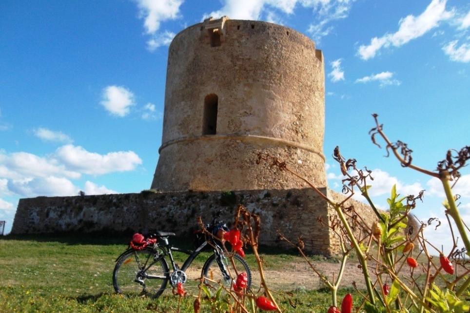 La vieja torre de Capo Rizzuto - Capo Rizzuto | Secret World Trip Planner