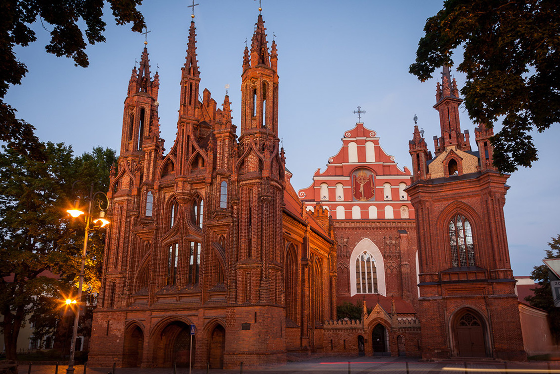 El complejo de la iglesia de Santa Ana y Bernardino en Vilnius - Vilnius | Secret World Trip Planner