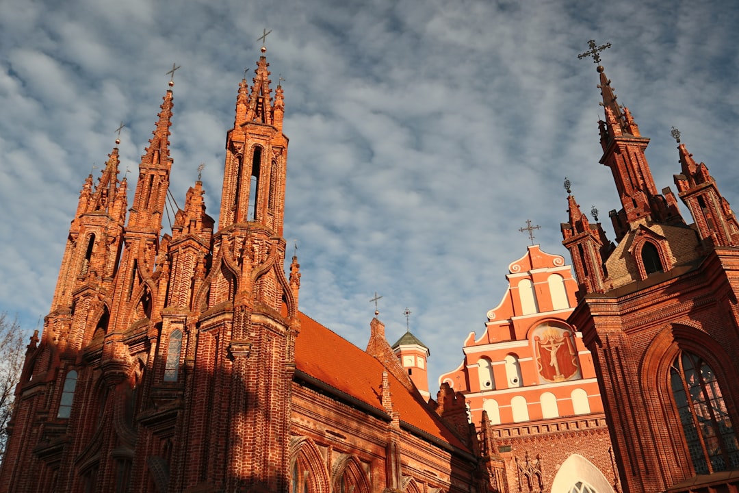 El complejo de la iglesia de Santa Ana y Bernardino en Vilnius - Vilnius | Secret World Trip Planner