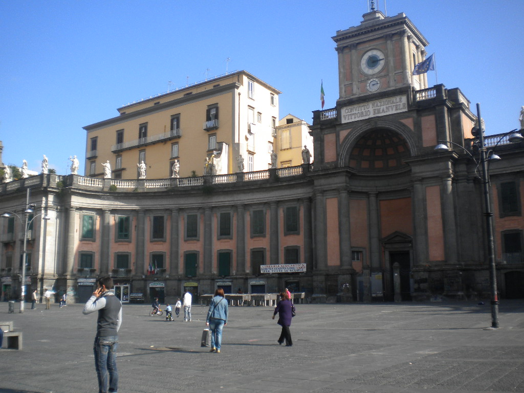 Vzácne hodinky, ktoré sa riadia rovnicou času - Napoli | Secret World Trip Planner