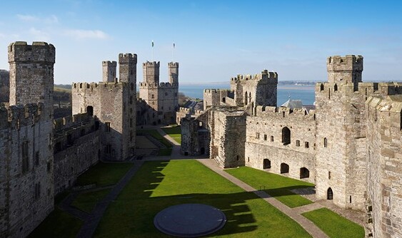 Castello di Caernarfon: una splendida fortezza medievale in Galles — Castle Ditch