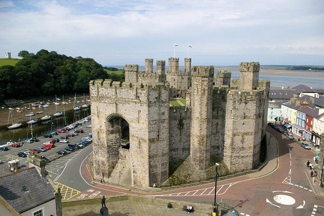 Castello di Caernarfon: una splendida fortezza medievale in Galles - Castle Ditch | Secret World Trip Planner