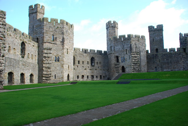 Castello di Caernarfon: una splendida fortezza medievale in Galles - Castle Ditch | Secret World Trip Planner