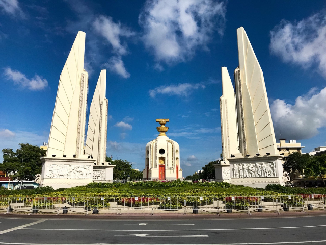 लोकतन्त्र स्मारक - Khet Phra Nakhon | Secret World Trip Planner