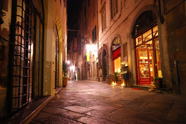 சுவர்களுக்குள் லூக்கா ஒரு நகை - Lucca LU | Secret World Trip Planner