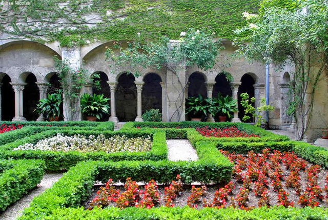 Van Gogh e o Mosteiro de Saint-Paul-de-Mausole - Saint-Rémy-de-Provence | Secret World Trip Planner