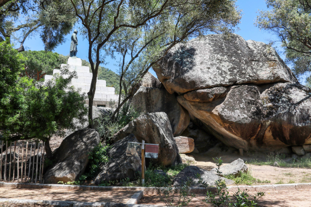 Grotte Bonaparte et place d'Austerlitz - Ajaccio | Secret World Trip Planner