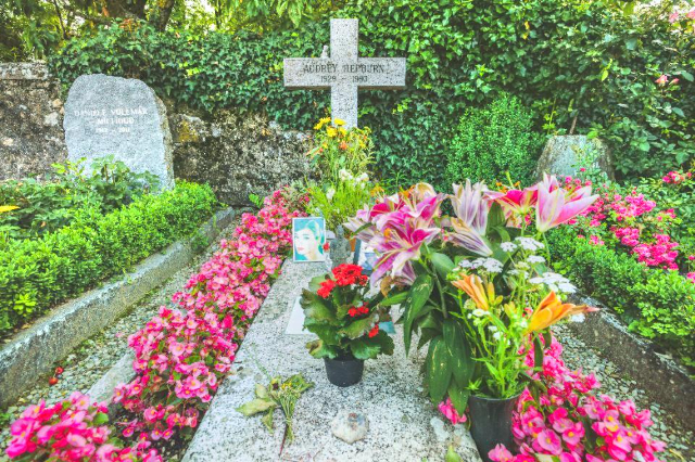 ટોમ્બા ડી ઓડ્રે હેપબર્ન - Tolochenaz | Secret World Trip Planner