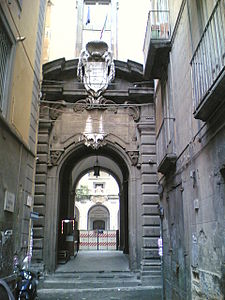 Casa del salvador - pati de les estàtues - Napoli | Secret World Trip Planner