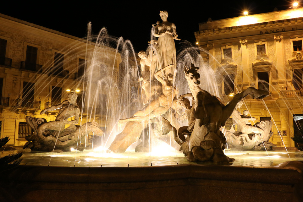 Orgija i fontana Diana, božice lova - Siracusa | Secret World Trip Planner