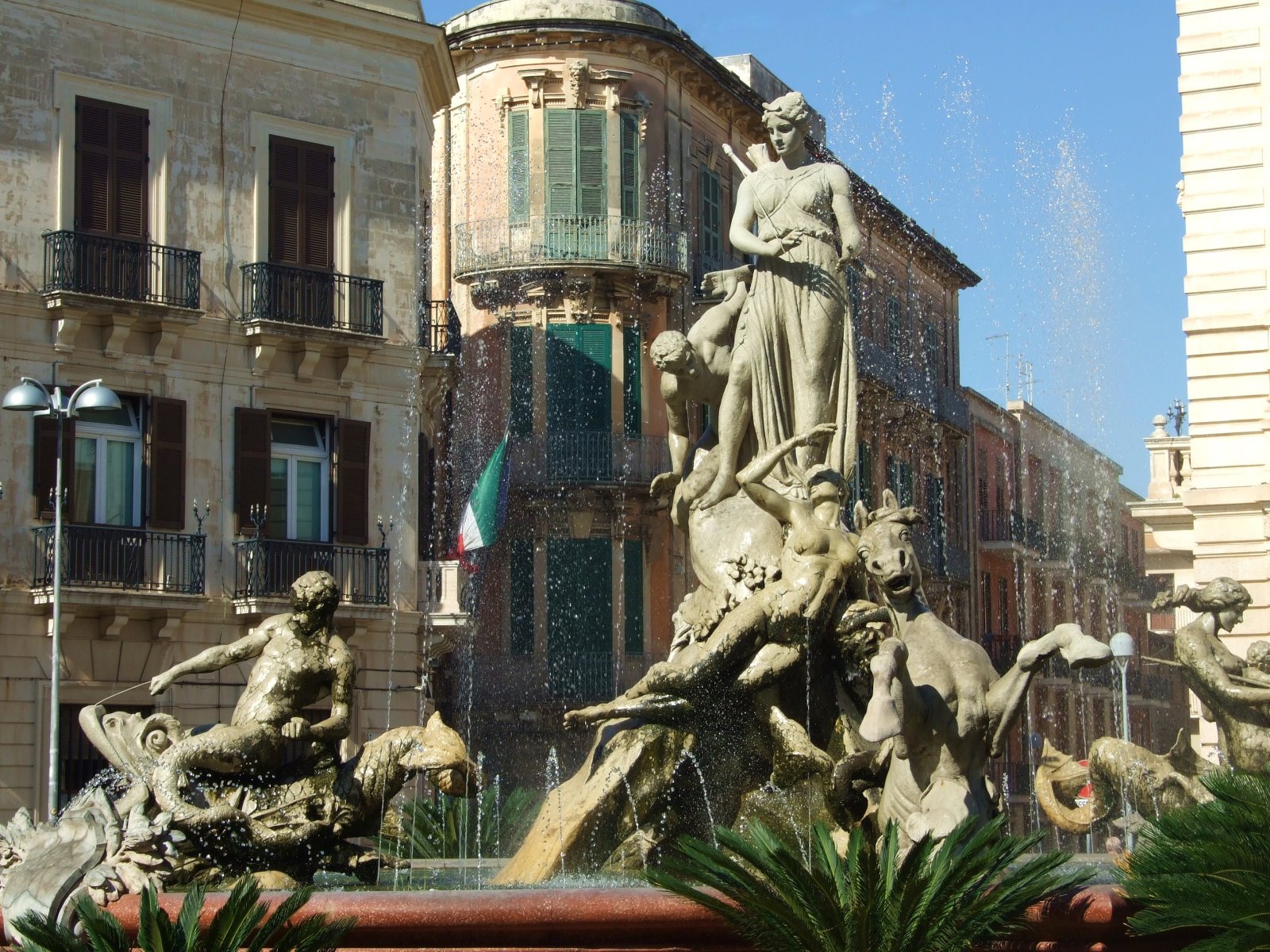 Orgija i fontana Diana, božice lova - Siracusa | Secret World Trip Planner