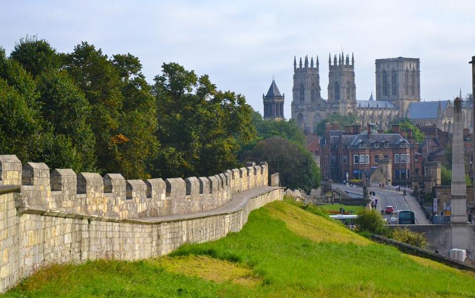 Las paredes de piedra se enrollan alrededor de York - Tower St | Secret World Trip Planner