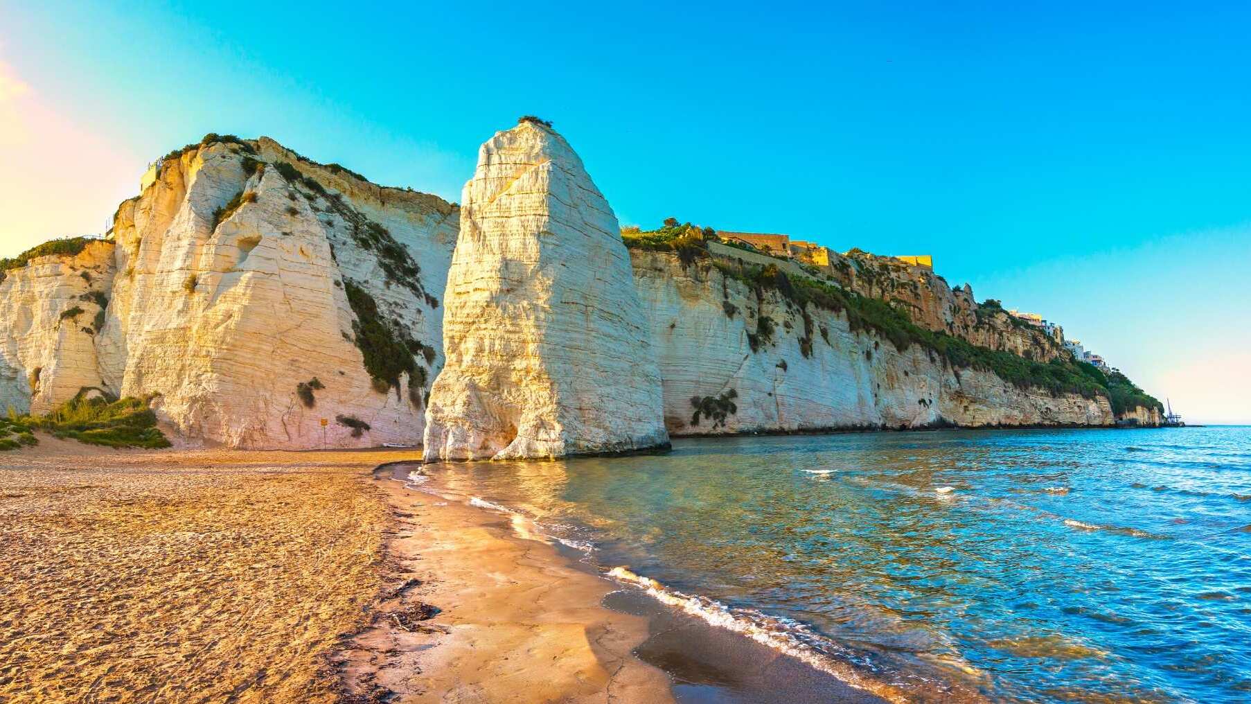 Pizzomunno, las pilas de Vieste - Pizzomunno | Secret World Trip Planner