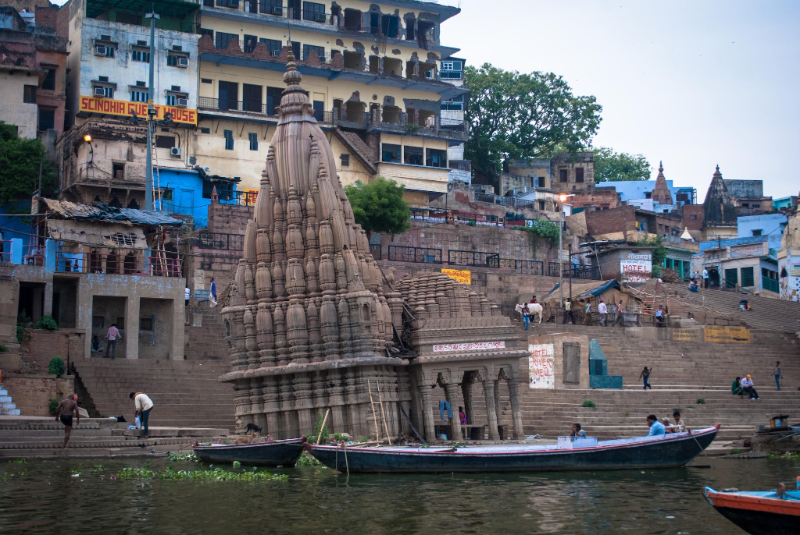 Ratneshwar Mahadev, le temple penché de Varanasi - Dayal Mahuva | Secret World Trip Planner