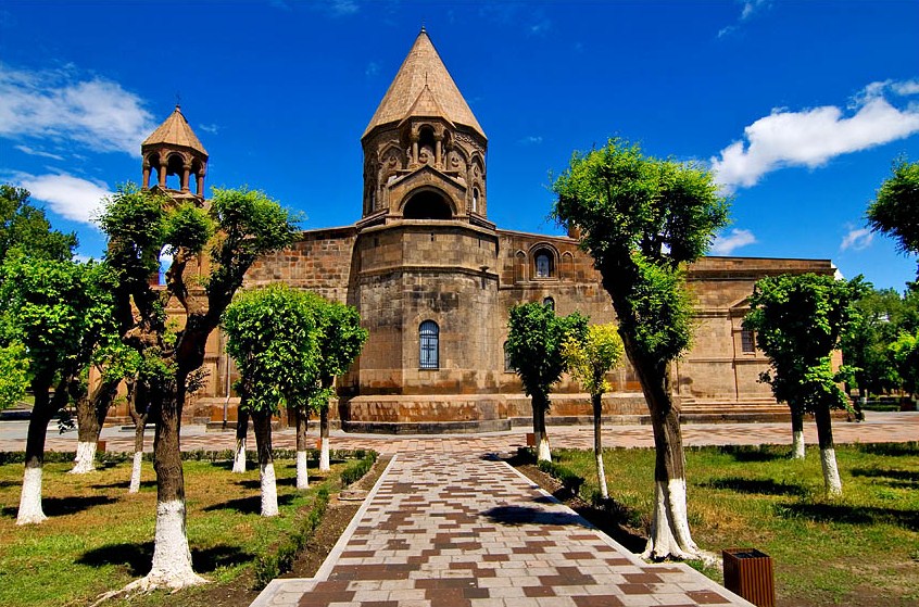 Catedral de Echmiadzin - Echmiadzin | Secret World Trip Planner