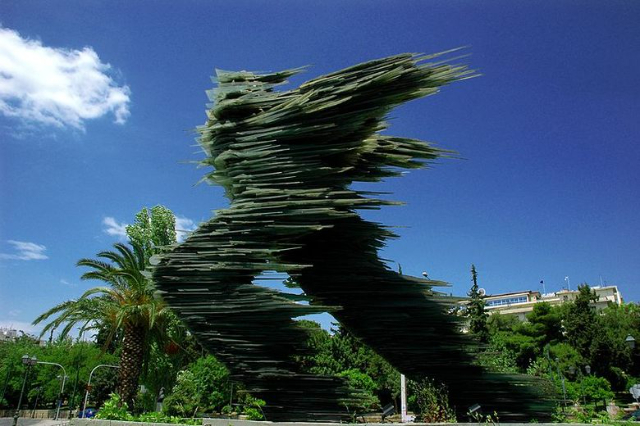 Dromeas, Le coureur de verre d'Athènes : Une sculpture en mouvement - Athens | Secret World Trip Planner