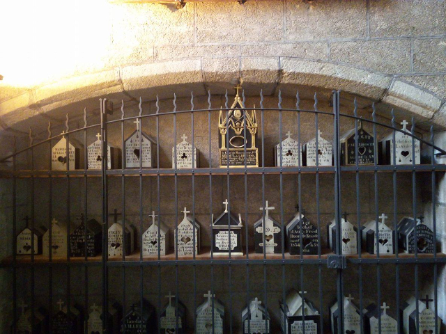 Las estanterías de la noche (Le Mensole della Notte) - Saint-Pol-de-Léon | Secret World Trip Planner