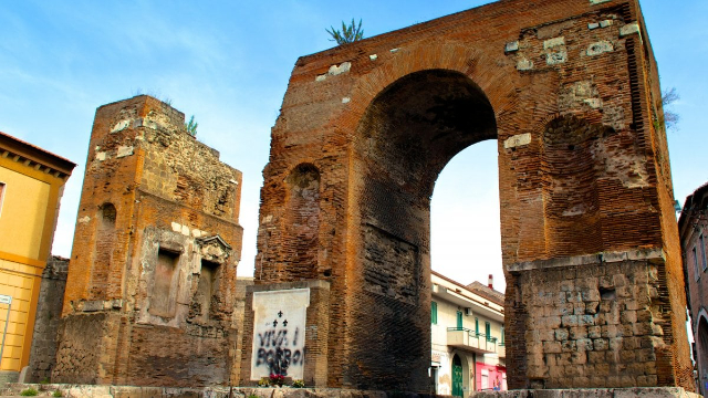قوس هادريان - Santa Maria Capua Vetere | Secret World Trip Planner