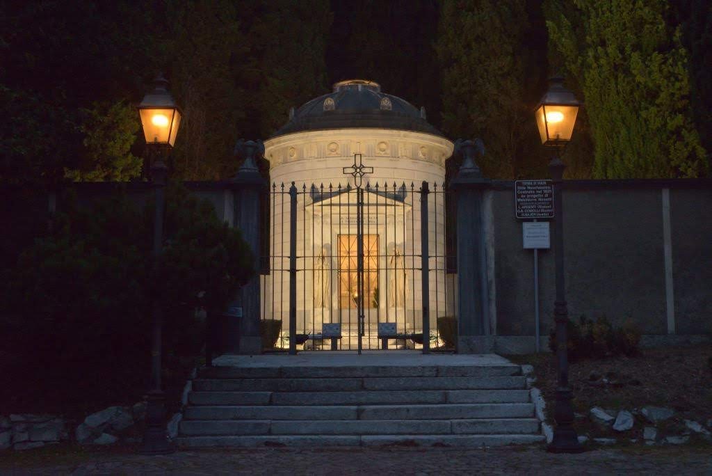 مقبره کامناگو یا الساندرو ولتا - Camnago Volta | Secret World Trip Planner