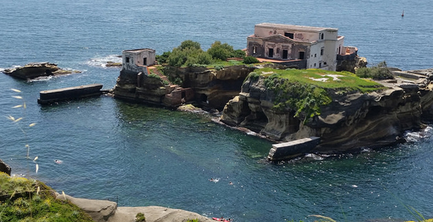 The strange story of the cursed island of Gaiola - Napoli | Secret World Trip Planner