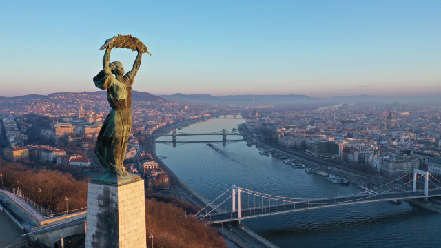 Statuja e Lirise - Budapest | Secret World Trip Planner