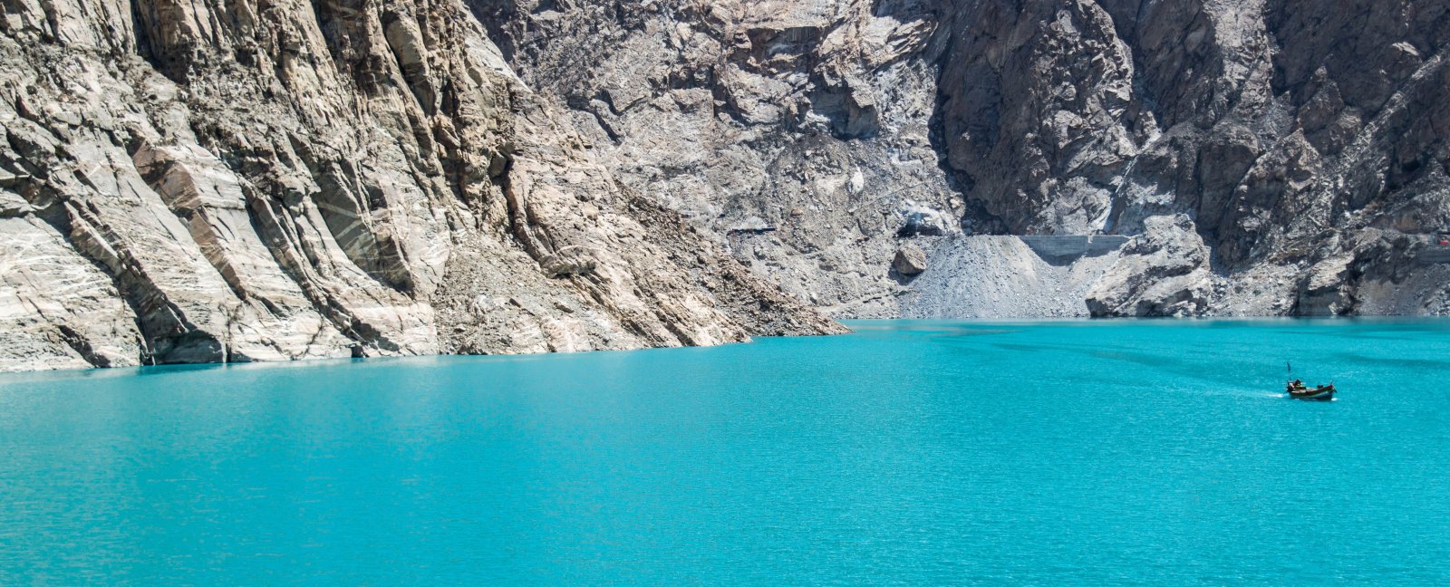 El lago Attabad, anidado entre los picos del Karakoram - Hunza Nagar | Secret World Trip Planner