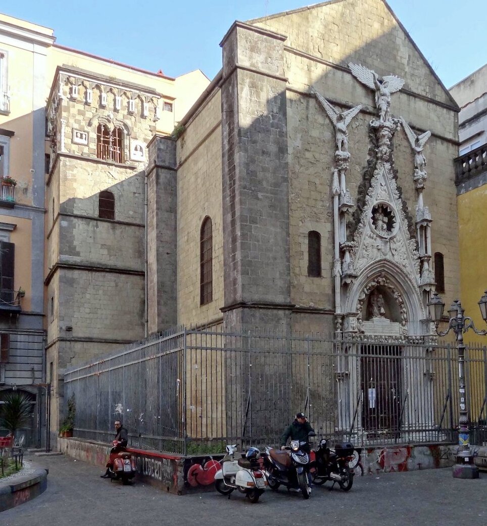 V largu S. Giovanni Maggioreju lahko občudujemo majhno cerkev San Giovanni d. - Napoli | Secret World Trip Planner