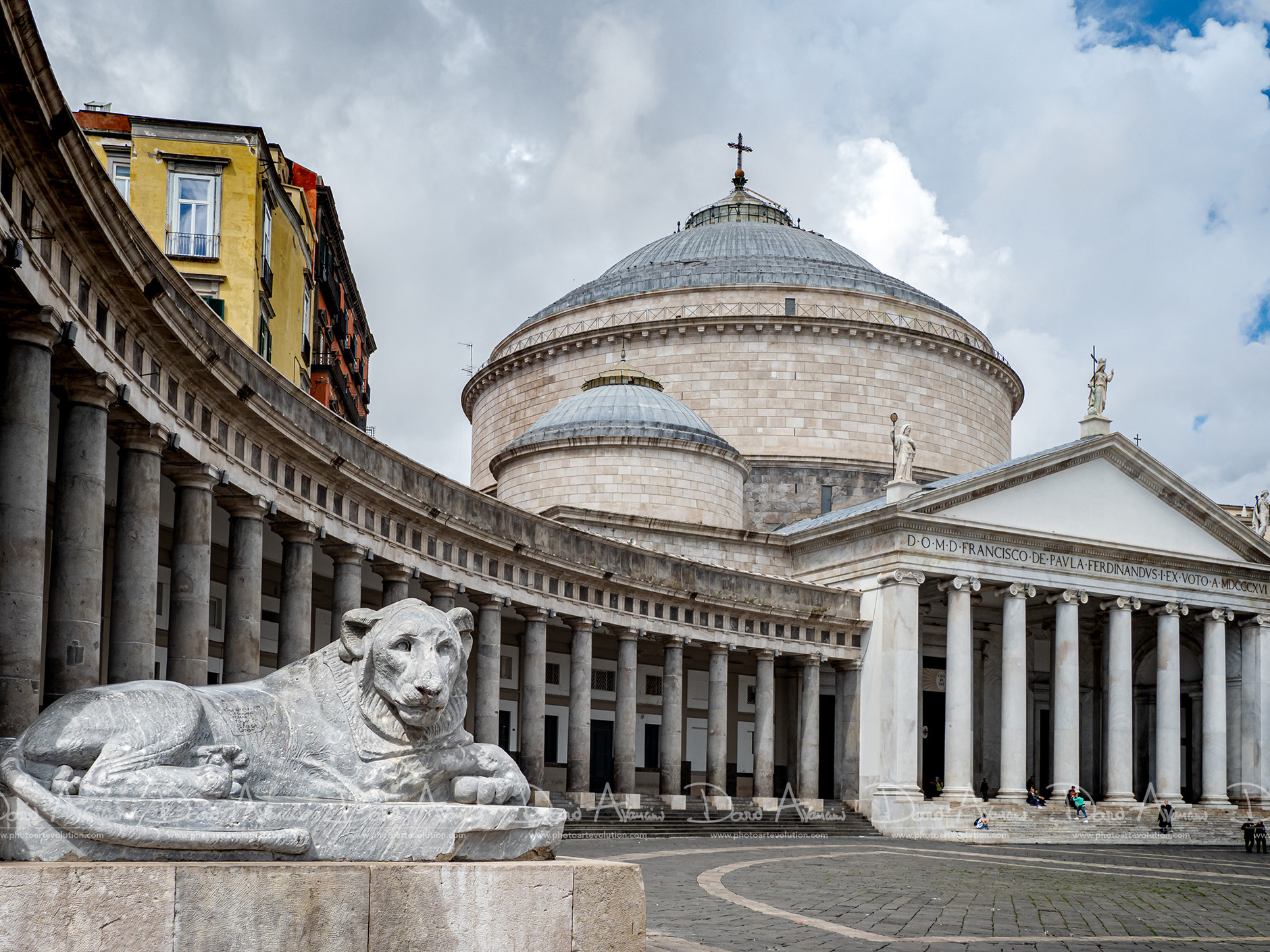 Pontifical ຕໍາແຫນ່ງຂອງ St. Francis ຂອງ Paola - Napoli | Secret World Trip Planner