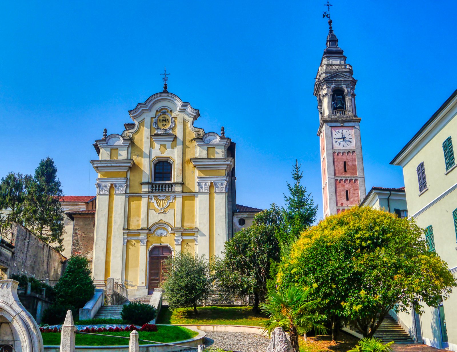 Arona | Chiesa dei Santi Martiri (o di San Graziano) - Arona | Secret World Trip Planner