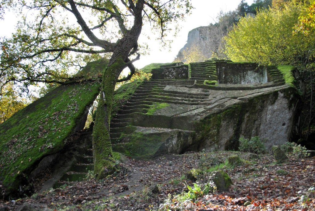 పిరమిడ్ ద్వారా  - Bomarzo | Secret World Trip Planner