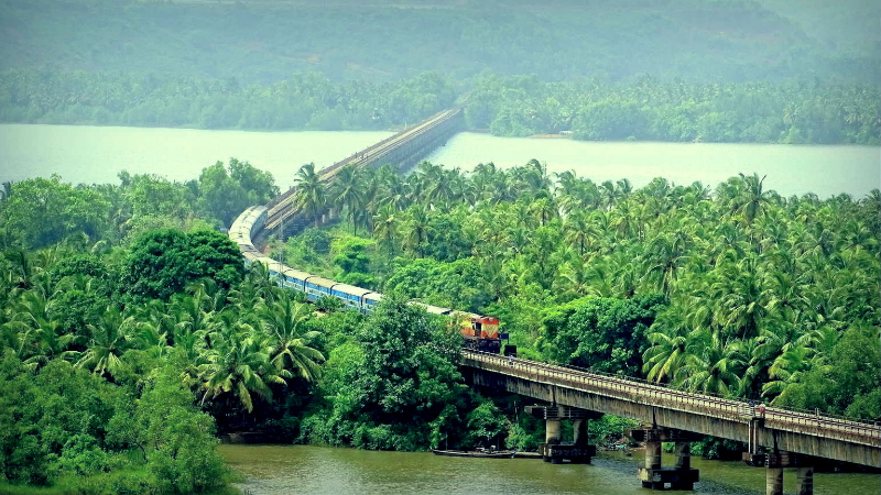 Ferrocarril de Konkan, India — Navi Mumbai