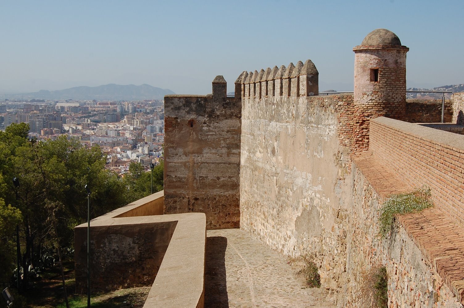 Elevándose sobre la Alcazaba está el castillo de Gibralfaro - Málaga | Secret World Trip Planner