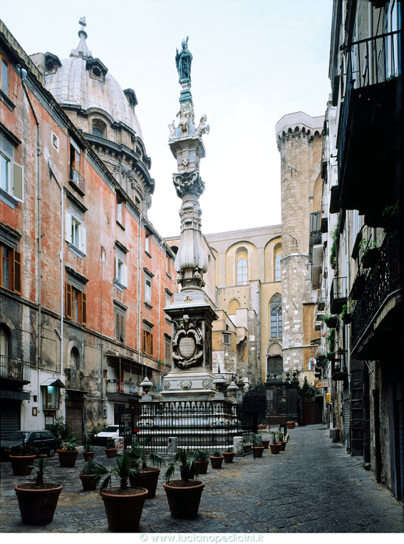 Obelisk atau Puncak Menara San Gennaro - Napoli | Secret World Trip Planner