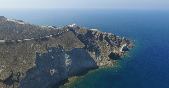 Akrotiri Fyrtårn: Vejledende lys på kanten af Santorini - 9954+4M | Secret World Trip Planner