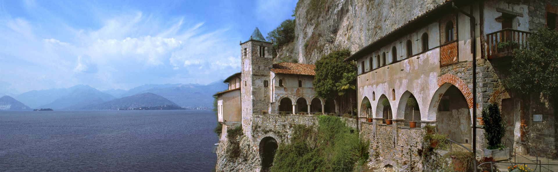 Santa Caterina del Sasso Ermitažas - Leggiuno | Secret World Trip Planner