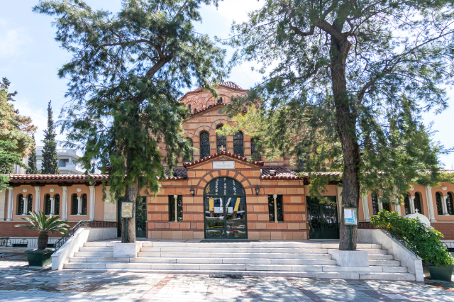 O notável percurso de Agios Sostis: Do Pavilhão de Paris ao Tributo de Atenas - Athina | Secret World Trip Planner