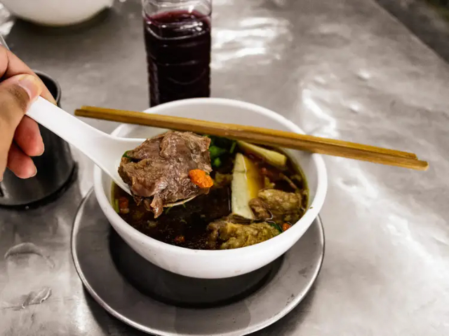 Halbhundertjährige Suppe - Khet Watthana | Secret World Trip Planner
