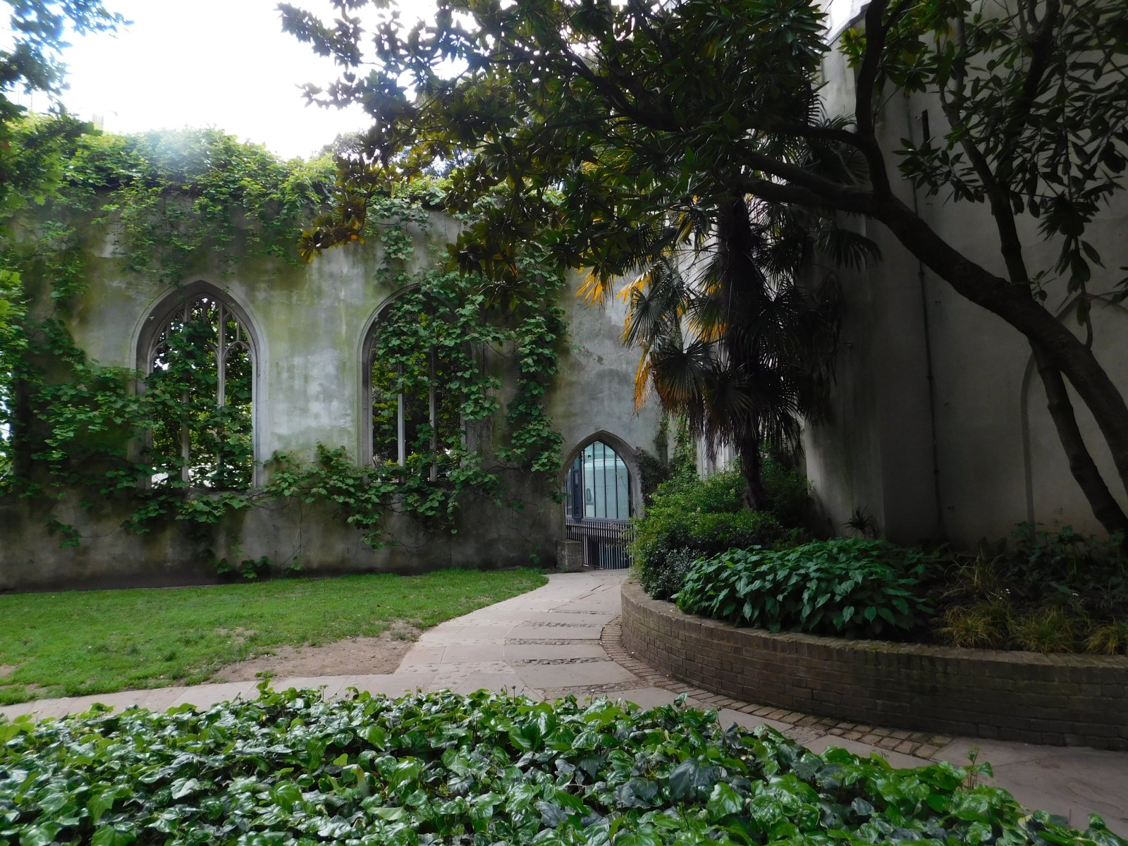 San Dunstan-Este - St Dunstan's Hill | Secret World Trip Planner