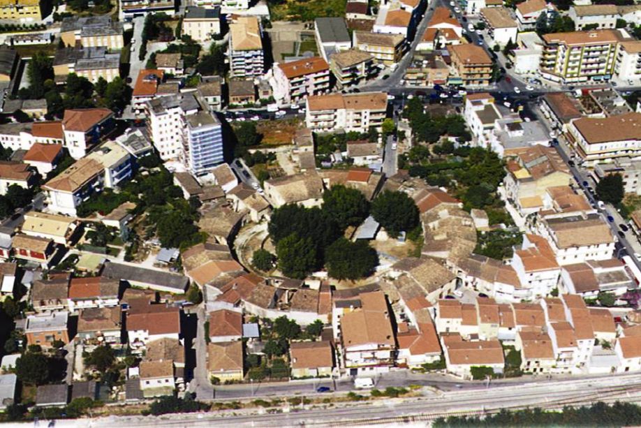 Verlasce Rooma amfiteater - Venafro | Secret World Trip Planner