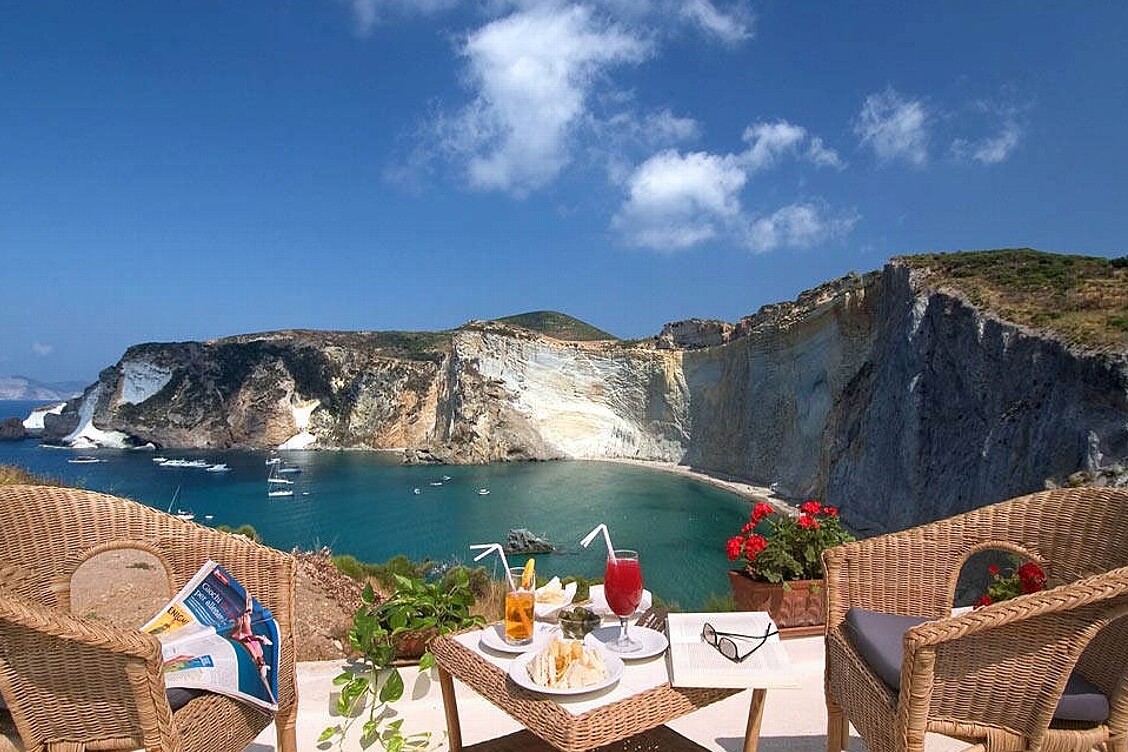 Isla de Ponza - Spiaggia di Chiaia di Luna | Secret World Trip Planner