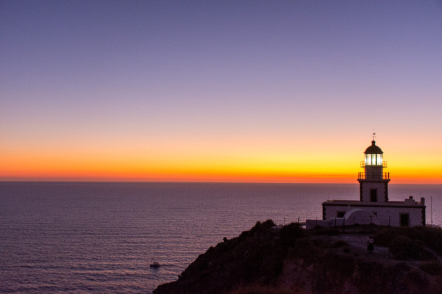 Faro de Akrotiri: Luz de guía al borde de Santorini - 9954+4M | Secret World Trip Planner