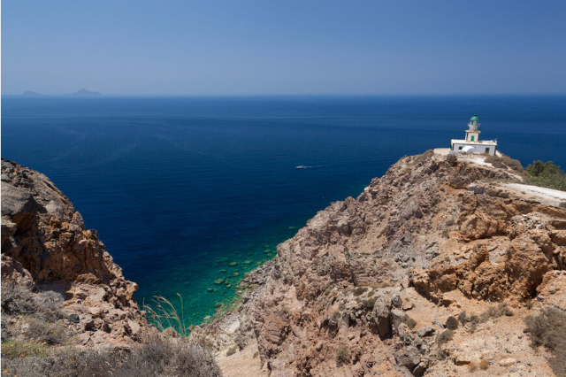 Faro de Akrotiri: Luz de guía al borde de Santorini - 9954+4M | Secret World Trip Planner
