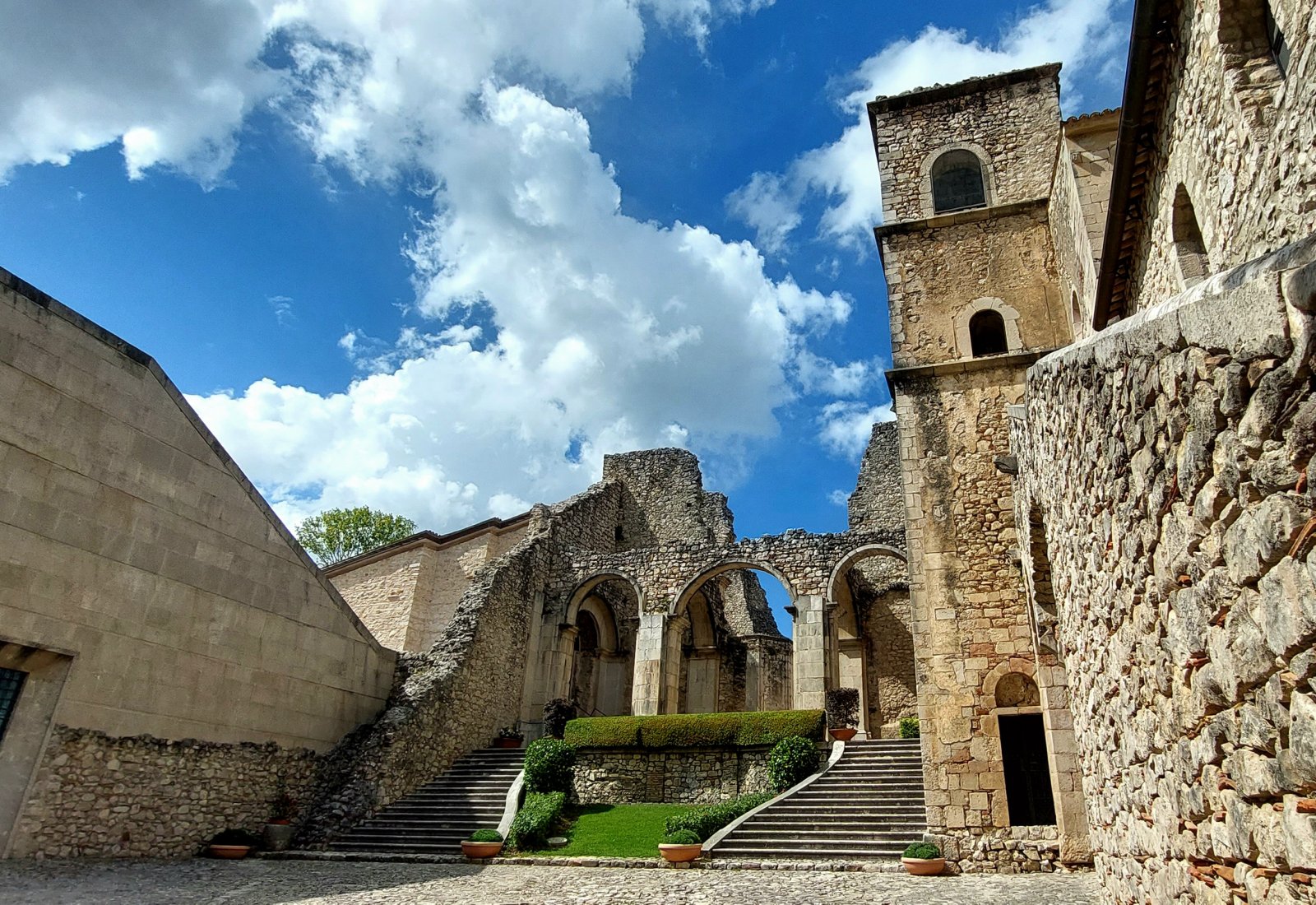 Сант-Анджело-Деї-Ломбарді - Sant'Angelo dei Lombardi | Secret World Trip Planner