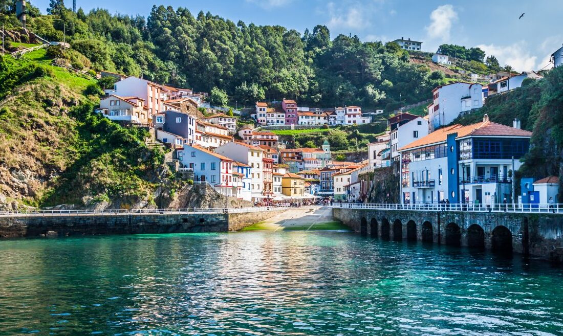 Cudillero est assis sur le flanc de la montagne, face à la mer - Cudillero | Secret World Trip Planner