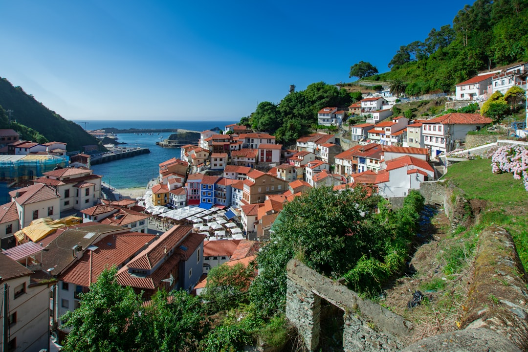 Cudillero est assis sur le flanc de la montagne, face à la mer - Cudillero | Secret World Trip Planner
